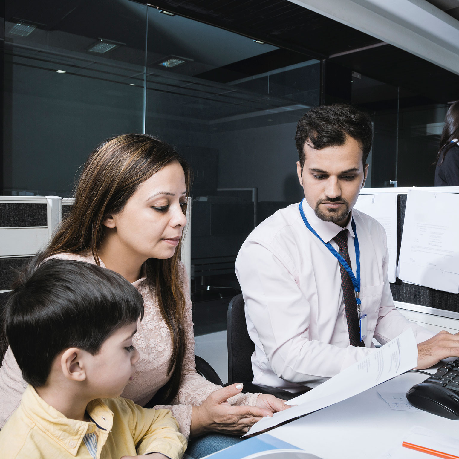photo young woman talking to loan officer