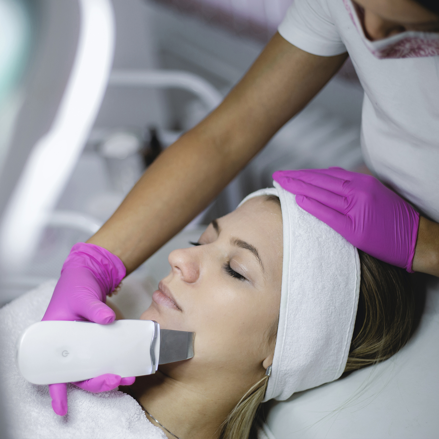 Ultrasonic facial cleansing in a beauty salon